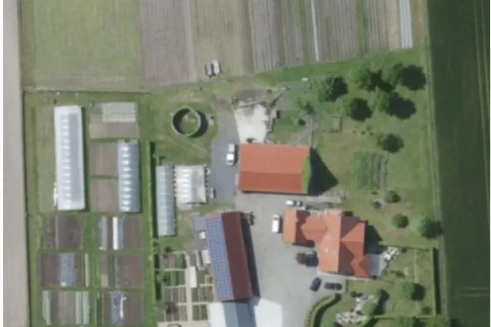 Unser Hof mit Gemüseflächen und Folientunneln aus der Luft